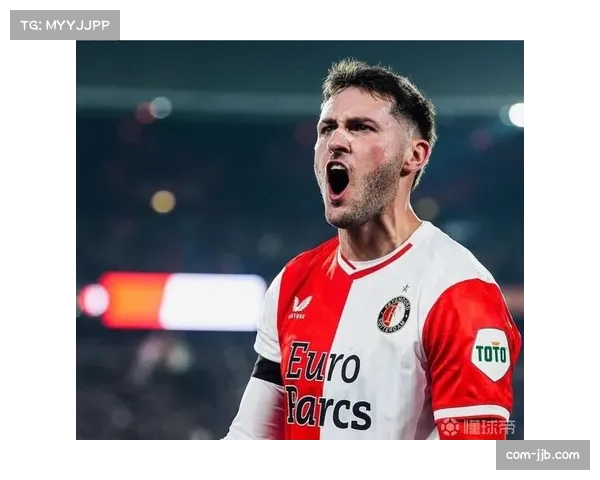 费耶诺德球员受伤倒地 队医紧急上场救治